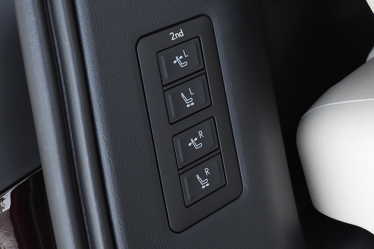 2列目シートのスライド／リクライニング機構は荷室側からも操作が可能だ。