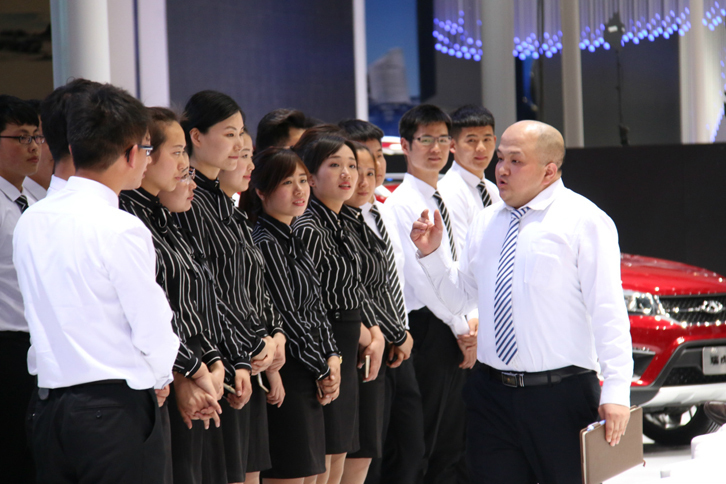 18時2分。奇瑞汽車のコンパニオンたちの終礼。