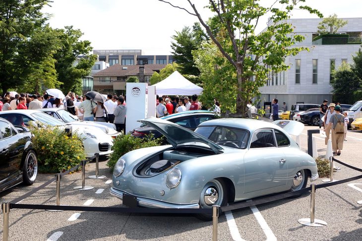 スタート地点に飾られていたのは、70年前に誕生したポルシェ初の量産車である「356クーペ」。集結した「911」のご先祖さまといえる。ハンドメイドのボディーは、スポーティーながら愛らしさもあるフォルムが印象的だった。