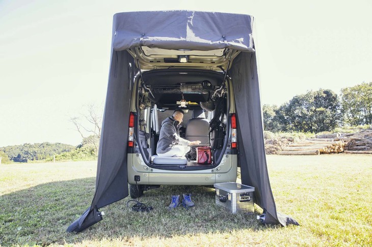 はね上げたバックドアを使って部屋を増やせる「テールゲートカーテン」（2万4200円）。3方向のカーテンは分割式で、さまざまなアレンジが可能。