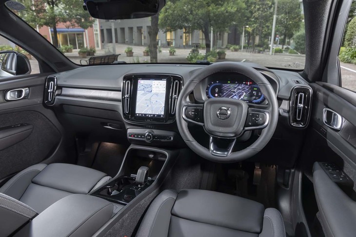 ボルボのBEVはドライブモードセレクターはおろか、スタート／ストップスイッチさえも備わらないシンプルさが特徴。ブレーキペダルを踏むだけで始動する。
