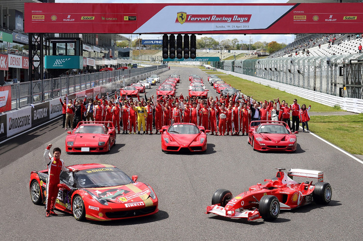 2013年に鈴鹿サーキットで開催された「フェラーリ・レーシング・デイズ鈴鹿2013」のワンシーン。（写真中央左から順に）「F40」「エンツォ」「F50」と3台の“スペチアーレ”が並んでいる。F40はV8ターボモデルだが、ほか2車種はV12エンジンを搭載する。