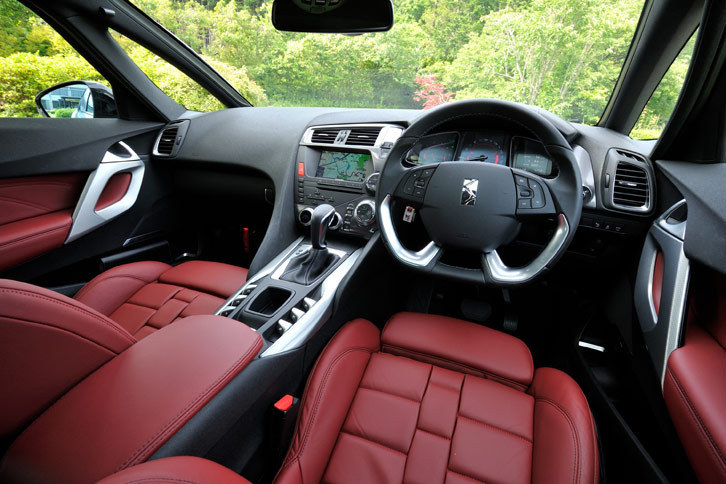 上級グレード「シック レザーパッケージ」のインテリア。レザーの色は茶系の「クリオロ」「フォヴ」、赤系の「ルージュ」から選択可能。