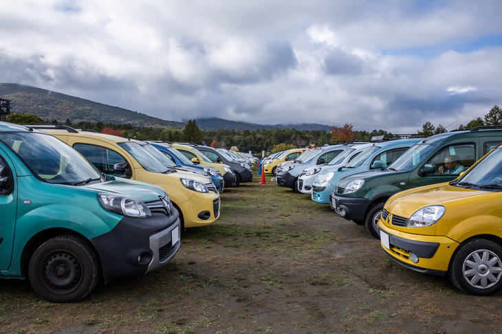「カングー」が並ぶ駐車エリアを見て回るのも参加者の楽しみのひとつ。それぞれの車両にオーナーのこだわりと愛情が感じられた。