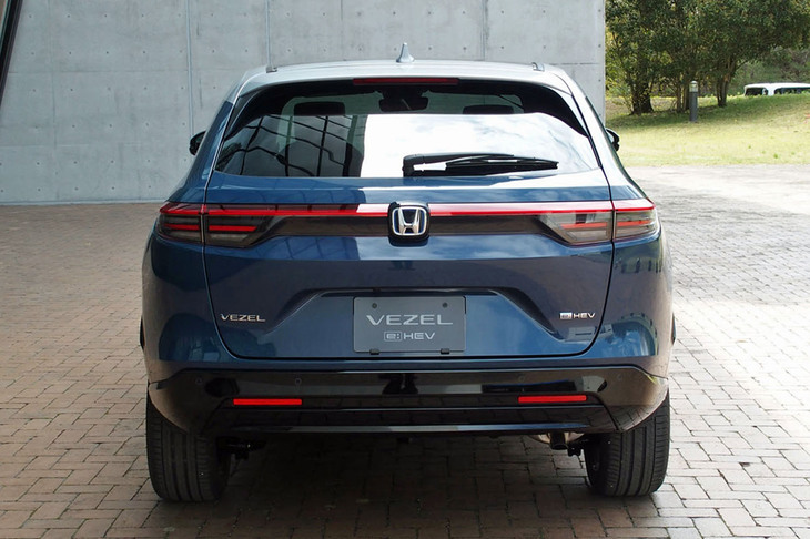 ホンダ・ヴェゼルe：HEV Z PLaYパッケージ（リアビュー）