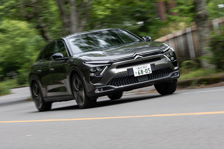 「C5 Xプラグインハイブリッド」のシステム出力は225PS。「クラウン クロスオーバーRS」にははるかに及ばないが、ワインディングロードではこれくらいで十分に感じた。