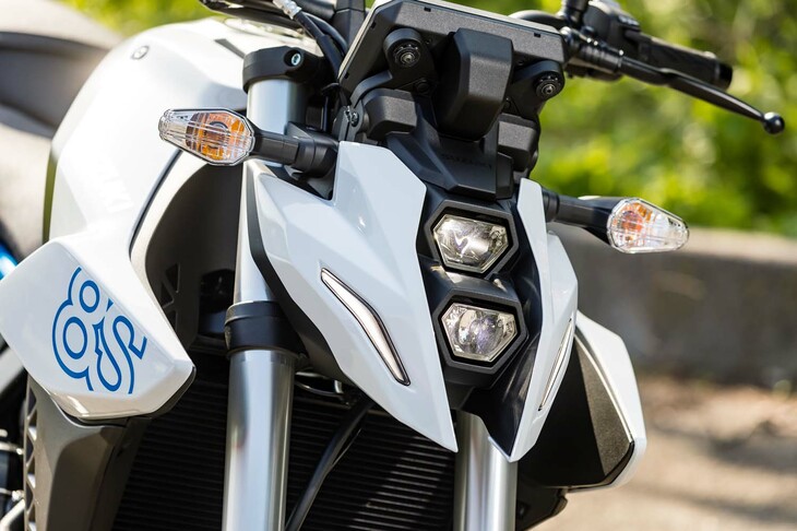 兄貴分である「GSX-S1000」とのつながりを感じさせる、縦目2灯のLEDヘッドランプ。左右に配されたポジションランプもLED式となっている。