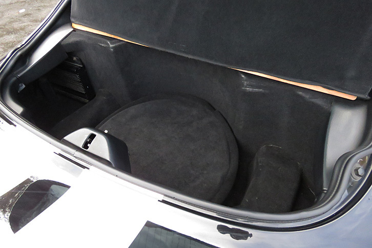 ラゲッジルームはこんな感じ。形状の使いやすさ、容量ともに、明らかに「シボレー・コルベット」に劣る。