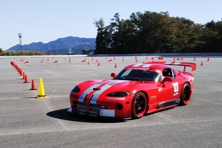 10月のAUTO-Xでは、『NAVI CARS』でも紹介されたツインターボの「バイパー」に助手席試乗！ スタート加速で首がモゲるかと思った。