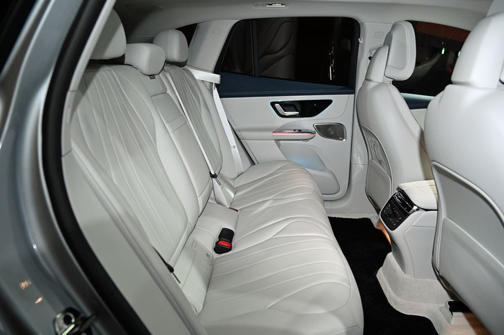 メルセデス・ベンツEQE350 4MATIC SUV（リアシート）