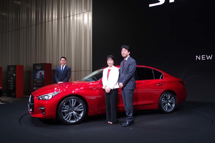 フォトセッションで記念撮影に応じる日本フェンシング協会会長の太田雄貴氏（左）と、日産自動車副社長の星野朝子氏（中）、同副社長の中畔邦雄氏。