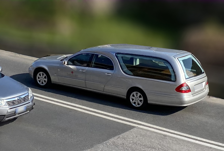 普段は車内が献花であふれるイタリアの霊きゅう車だが、葬儀が禁止されているため、棺（ひつぎ）のみである。