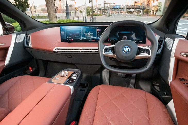 「iX」には「アトリエ」「スイート」「ロフト」の3種類のインテリアが用意されており、試乗車には、各所にオリーブの抽出液でなめしたレザーを用いたスイートが採用されていた。