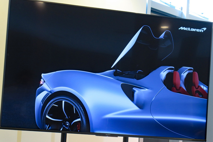 キャビンの後方には、駐車時に用いるトノカバーやヘルメットなどをしまえる収納スペースが備わる。