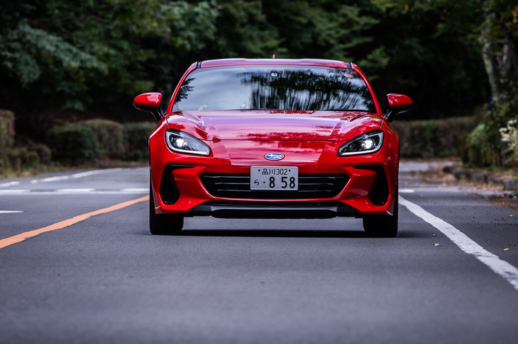 新型「BRZ」のサスペンション形式は初代モデルを継承。前マクファーソンストラット式、後ダブルウイッシュボーン式となる。重心高は初代モデルよりも4mm引き下げられた456mmと発表されている。