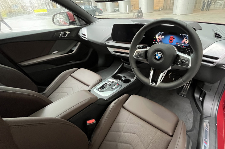 220dグランクーペMスポーツ（コックピット）