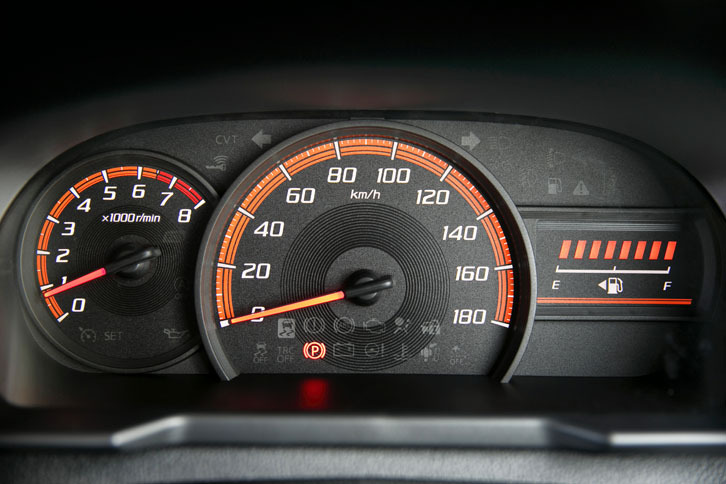 「ルーミーG“S”」のオプティトロンメーター。赤系のアクセントカラーが特徴的。