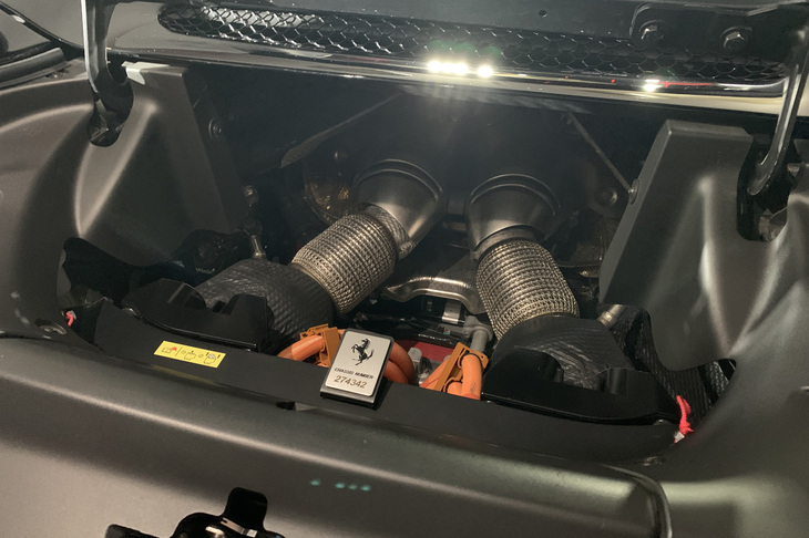 「296GTS」のパワーユニット。最高出力663PSの3リッターV6ツインターボエンジンに、同167PSの電動モーターと8段DCTが組み合わされる。システム最高出力は830PS。