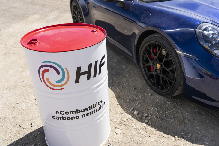 ポルシェは2022年から、チリのHIF（Highly Innovative Fuels）社とその国際パートナーらとともに、合成燃料「eフューエル」の生産を行っている。