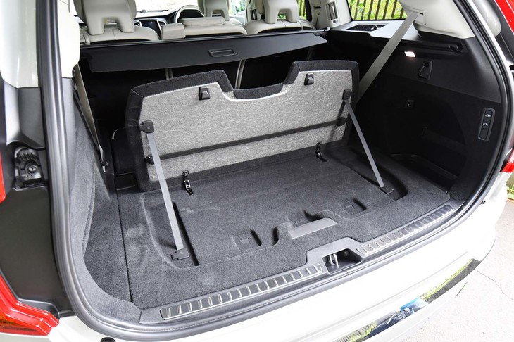 荷室のフロアには、少量の荷物を安定させるための格納式ボードも備わる。ボード自体にフックやゴムベルトが付属するのも機能的だ。