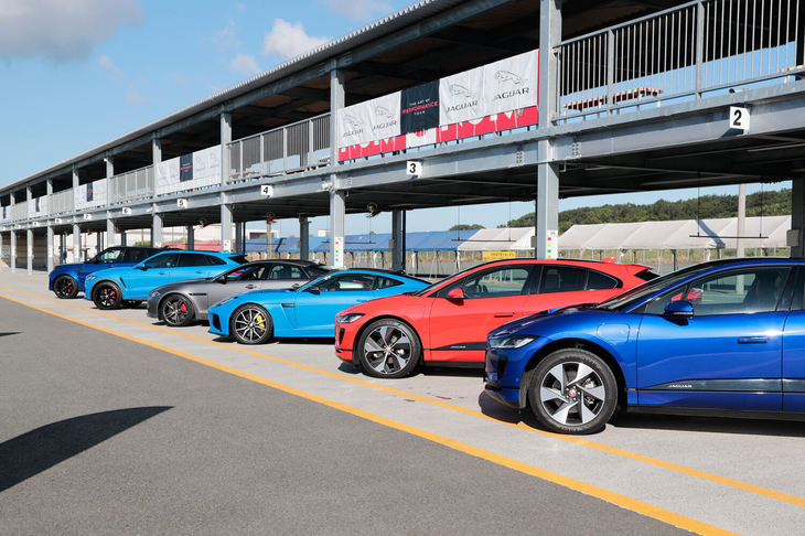 HSR九州に並べられた試乗車。大排気量のハイパワーモデルも、ゼロエミッションの電気自動車もラインナップするのが今日のジャガー・ランドローバーだ。