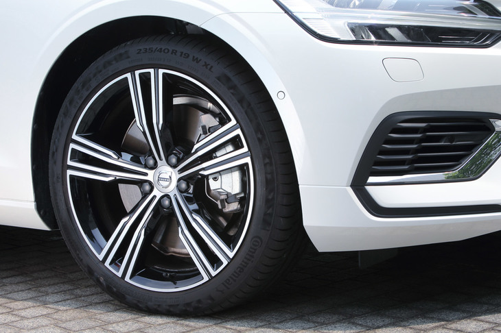 足元の仕様については、テスト車が装着していた19インチサイズのホイールとタイヤはオプションで、標準タイヤサイズは235/45R18となる。また「T5インスクリプション」にオプション設定される可変ダンパーは、PHEVには用意されていない。