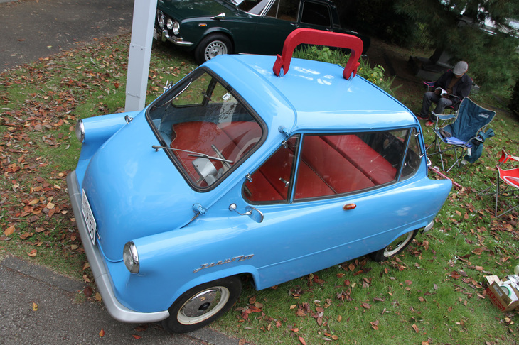 子ども用のカバンのようにも見える愛らしいフォルムにインスパイアされたオーナー氏が、シャレで取っ手を作ってみた、という図。