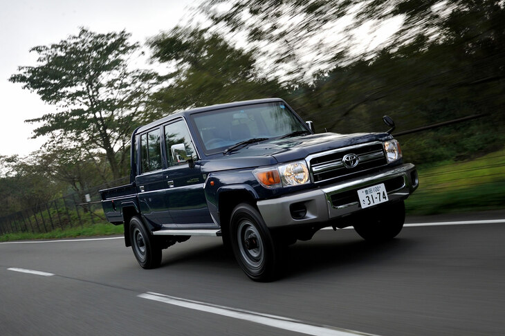 2014年の「ランドクルーザー“70”」試乗会にて、「富士ヶ嶺オフロード」周辺の一般道を走る“70”の「ピックアップトラック」。最新型ではワゴンしか日本に導入されない“70”だが、グローバルでは販売の6割をトラックが占めているという。