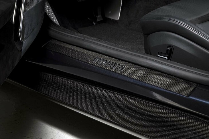 フェラーリ・ローマ スパイダー（サイドシル）