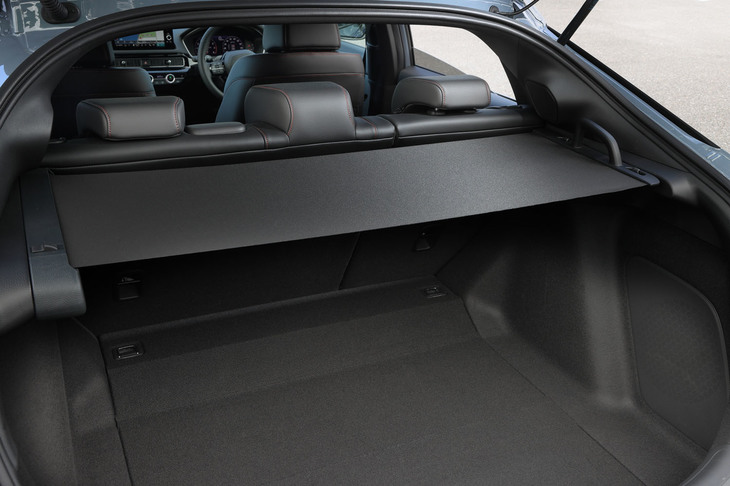 荷室容量は従来モデルより32リッター大きい452リッター。側壁から引き出すタイプの荷室カバーが標準装備される。