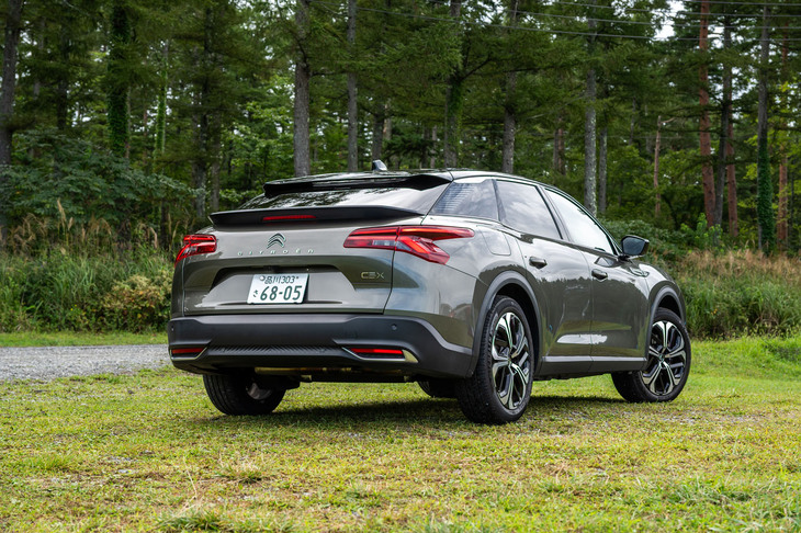 「C5 X」のリアコンビランプはフロントとおそろいのV字を寝かせたスタイル。前後とも左右セットで「X」を表しているようにも見える。