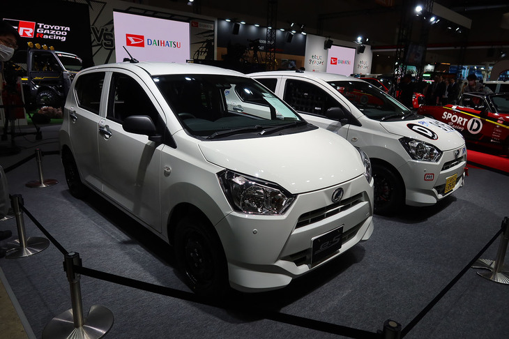 「ダイハツ・ミラ イース tuned by D-SPORT Racing」（写真手前）と「ミラ イース tuned by D-SPORT Racing 10時間耐久レース参戦車」（写真奥）。