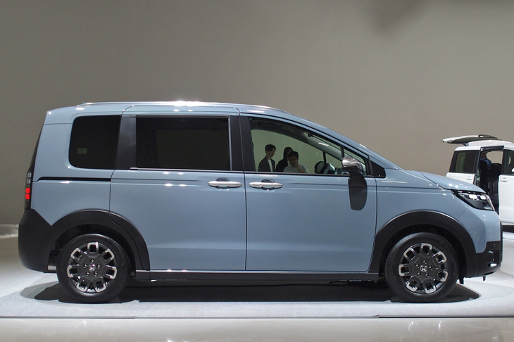 サイドビューでは厚みのあるアーチクラッディングが特徴。これを装着するため、「クロスター」の全幅は1720mmと、「エアー」（1695mm）より拡大している。