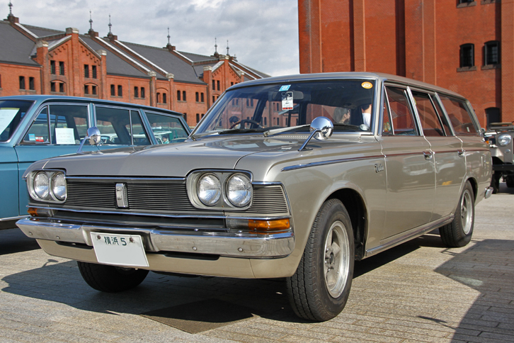 「横浜5」のシングルナンバーを付けた「トヨペット・クラウン カスタム」。1967年に登場した3代目「クラウン」の、サードシートを備えた8人乗りの乗用ワゴン。85歳になるオーナーが新車で購入、アメリカンレーシングを模したエンケイ製アルミホイールも、70年代に装着したものという。