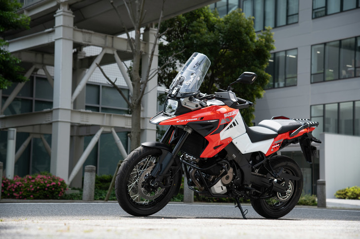 2019年11月のミラノショーで発表された「Vストローム1050」。「Vストローム1000」の後継モデルにあたり、ロングツーリング性能の向上と新たな排出ガス規制への適合が図られている。