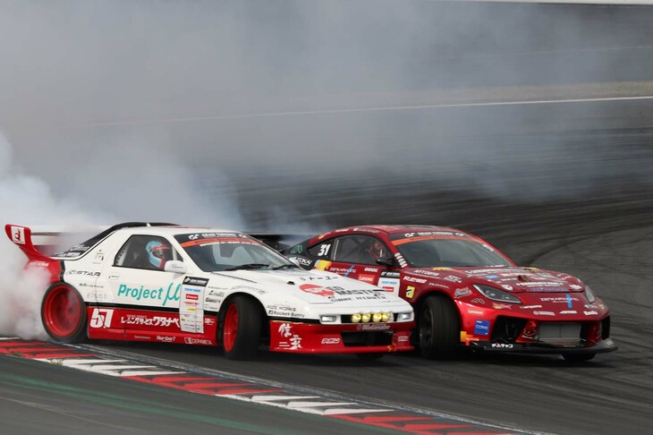 岩井照宜選手の「マツダ・サバンナRX-7」（写真向かって左）と蕎麦切広大選手の「トヨタGR86」（同右）による追走バトル。