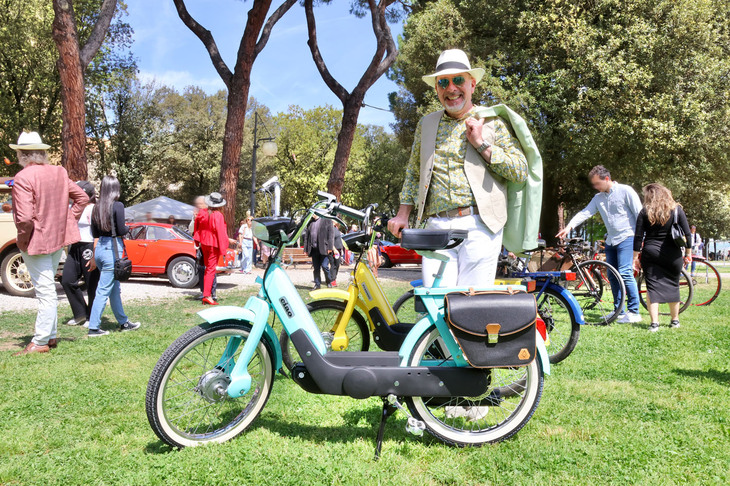 ティベリオ・カザーリさんと、電動アシスト自転車にコンバートした「チャオ」。満充電までに要する時間は、220Vの家庭用電源で4～6時間である。