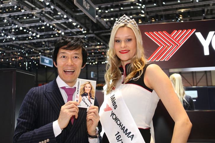 横浜ゴムは、スイスにおける“ミス・ヨコハマ”をブースに常駐させるのが恒例だ。2016～2017年は、1996年生まれのロマーナ・メックリ嬢。カードにサインして、プレゼントしてくれた。