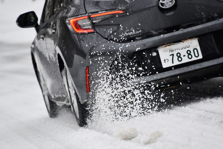 直進安定性が高く、路面の凸凹やうねりなどの外乱にも強いことが確認できた。ノーマルタイヤと遜色のないステアリングインフォメーションも「アイスガード7」の持ち味である。