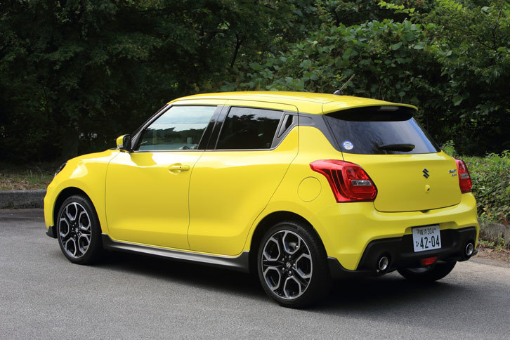 さまざまな工夫により、従来モデルより70kgの軽量化を実現した現行型「スイフトスポーツ」。車両重量はMT仕様で970kg、AT仕様で990kgとなっている。