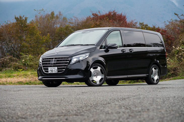 最新の「メルセデス・ベンツVクラス」は2024年10月1日に注文受け付けがスタート。今回の試乗車はロングボディーの豪華仕様「V220dエクスクルーシブ ロング プラチナムスイート」。
