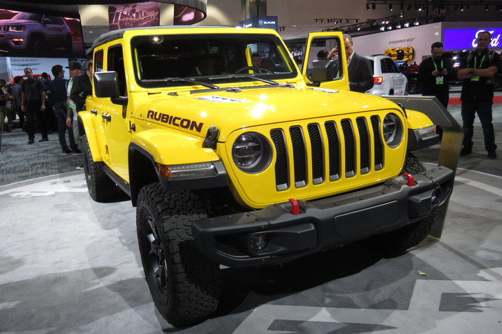 記者に、モーターショーにおける“魅力的な展示”のパワーを見せつけた現行型「ジープ・ラングラー」。2017年のロサンゼルスモーターショーにて。