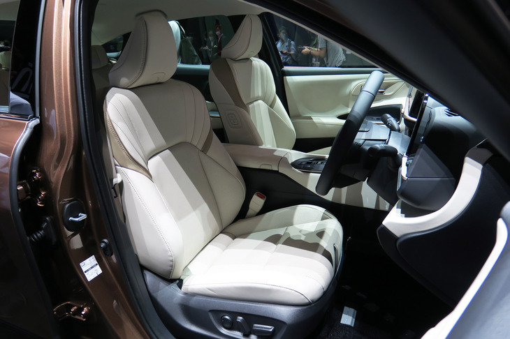 トヨタ・クラウン クロスオーバー（フロントシート）