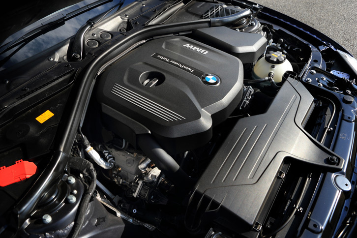 「318iスポーツ」の1.5リッター直3ターボエンジン。最高出力136ps/4400rpm、最大トルク22.4kgm/1250-4300rpmを発生する。
