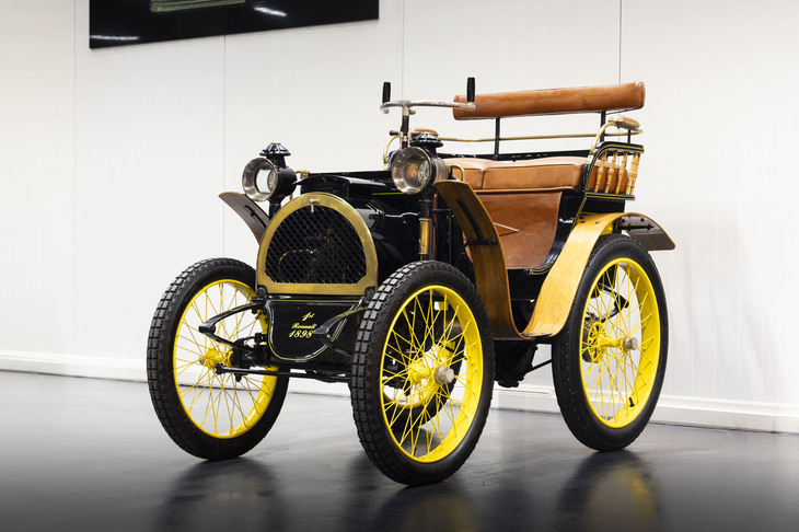 創業者ルイ・ルノーが21歳のときにつくった「タイプA」＝通称「ヴォアチュレット」が、自動車メーカーとしてのルノーの礎となった。このルノーコレクション所蔵車は他社でよく見られるレプリカではなく、当時の実車である。