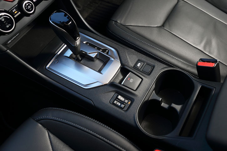 トランスミッションは、「リニアトロニック」と名付けられたCVTのみ。パーキングブレーキは電動式となる。