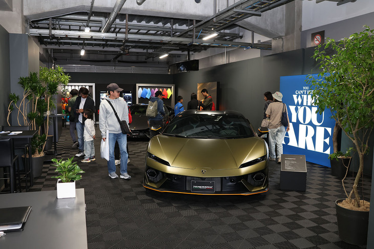 ランボルギーニは、ピットをショールームに見立てて、創業60周年を記念した同社初のPHEVスーパースポーツ「レヴエルト」と、その第2弾となる「テメラリオ」などを展示。さらにショートコースでは、最新SUV「ウルスSE」の試乗会も実施した。