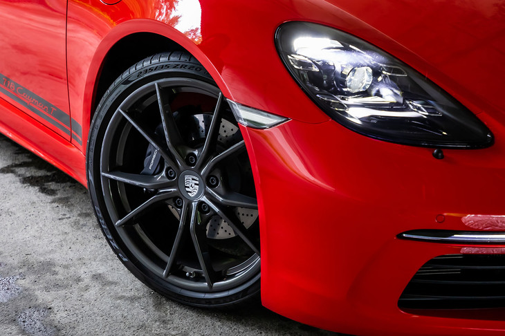 ホイールは20インチサイズの「カレラS」と呼ばれるもので、試乗車には前235/35ZR20、後ろ265/35ZR20サイズの「ピレリPゼロ」タイヤが組み合わされていた。