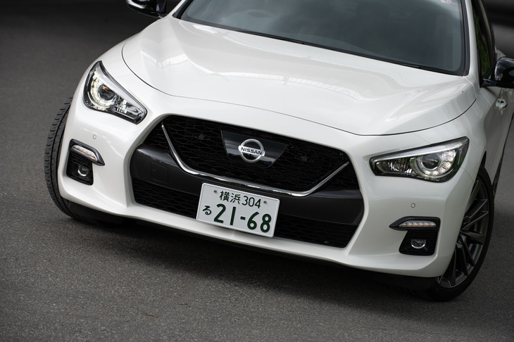 ビームをブラックアウトすることでグリルの大きさを強調したフロントまわり。インフィニティのマークは廃止され、日産のエンブレムが装着された。