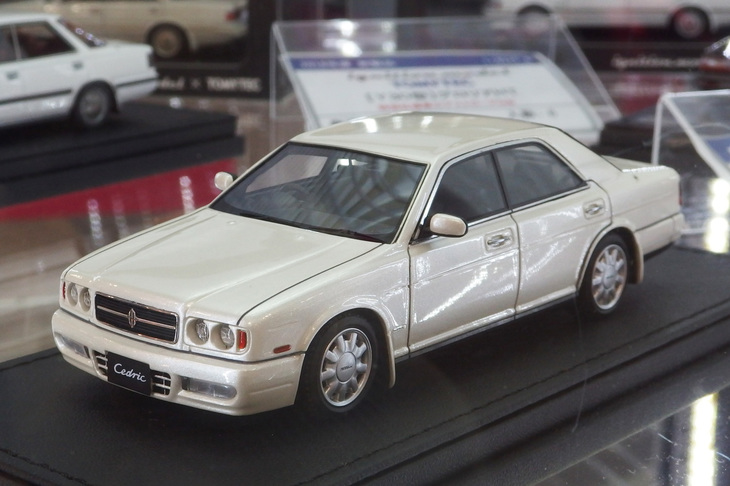 これもトミーテックとイグニッションモデルのコラボレーションモデルである1/43レジン製「日産セドリック グランツーリスモ」（Y32）。発売時期、価格ともに未定。